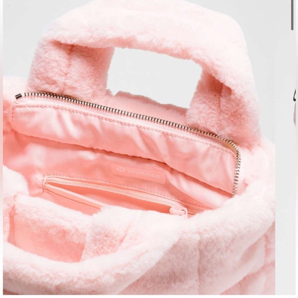 Lululemon Quilted Grid Tote Bag 5L Plush Fleece Strawberry Milkshake - Picture 5 of 10